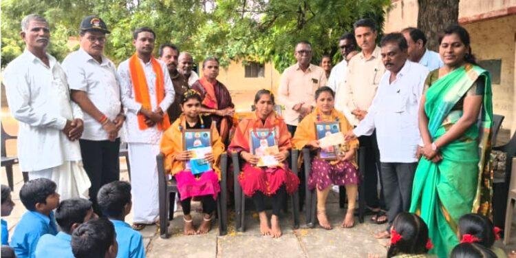 ಗ್ರಾಮೀಣ ಪ್ರತಿಭಾವಂತ ವಿದ್ಯಾರ್ಥಿಗಳಿಗೆ ಪ್ರೋತ್ಸಾಹಿಸಬೇಕು