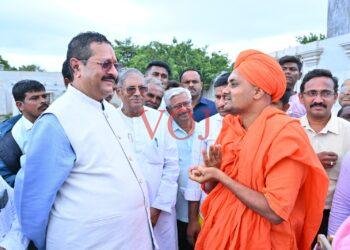 ಸಿದ್ದೇಶ್ವರ ಸಂಸ್ಥೆ ಹಾಗೂ ಸಿದ್ಧಸಿರಿ ಸೌಹಾರ್ದ ಸಹಕಾರಿಯಿಂದ ಕೊಪ್ಪಳ ಗವಿಸಿದ್ದೇಶ್ವರ ಮಠಕ್ಕೆ 101 ಕ್ವಿಂಟಲ್ ಅಕ್ಕಿ, 5001 ವಿಭೂತಿ