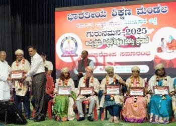 ಚಿತ್ರಕಲಾ ಶಿಕ್ಷಕ ಬಸವರಾಜನಿಗೆ ಚಿತ್ರಕಲಾ ಕ್ಷೇತ್ರದಲ್ಲಿ  ಅತ್ಯುತ್ತಮ  ಶಿಕ್ಷಕ ಪ್ರಶಸ್ತಿ ಪ್ರಧಾನ.