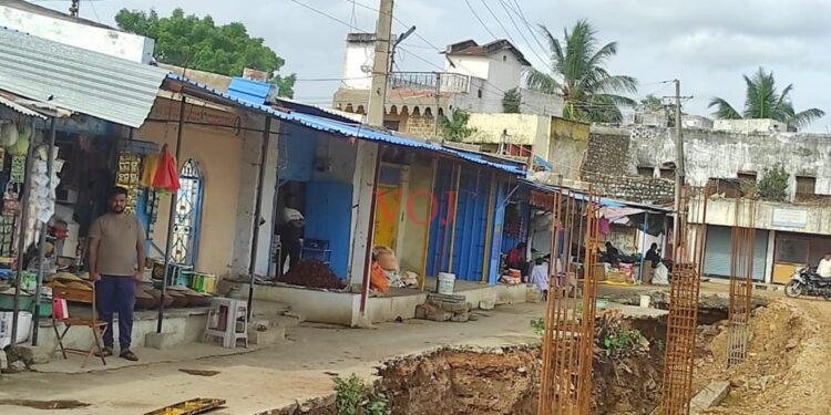 ಮುದ್ದೇಬಿಹಾಳ| ರಸ್ತೆ ಸಂಚಾರಕ್ಕೆ ಮುಕ್ತಗೊಳಿಸಲು ವ್ಯಾಪಾರಸ್ಥರ ಆಗ್ರಹ