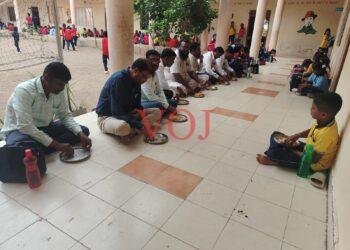 ಮಕ್ಕಳೊಂದಿಗೆ ಬಿಸಿಯೂಟ ಸವಿದ ಅಧಿಕಾರಿ ಮತ್ತು ಎಸ್.ಡಿ.ಎಂ.ಸಿ ಸದಸ್ಯರು