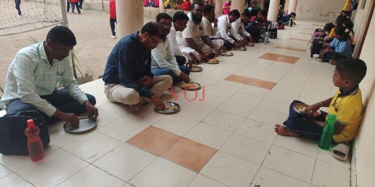 ಮಕ್ಕಳೊಂದಿಗೆ ಬಿಸಿಯೂಟ ಸವಿದ ಅಧಿಕಾರಿ ಮತ್ತು ಎಸ್.ಡಿ.ಎಂ.ಸಿ ಸದಸ್ಯರು