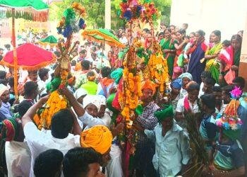 ಮುದ್ದೇಬಿಹಾಳ | ಶ್ರದ್ಧಾಭಕ್ತಿಯ ಹಬ್ಬ ಆಚರಣೆ | ಪ್ರಮುಖ ರಸ್ತೆಗಳಲ್ಲಿ ಅಲಾಯಿ ದೇವರು, ಡೋಲಿಗಳ ದೇವರು ಅದ್ದೂರಿ ಮೆರವಣಿಗೆ.