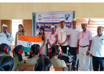 ರಾಷ್ಟ್ರಧ್ವಜದ ನಿಯಮಗಳನ್ನು ಪ್ರತಿಯೊಬ್ಬರು ತಿಳಿದಿರಬೇಕು.