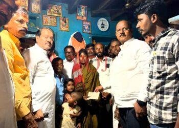 ಮುದ್ದೇಬಿಹಾಳ‌| ಮೊಸಳೆ ಬಲಿಯಾದ ಕಾಶಪ್ಪ ಕುಟುಂಬಸ್ಥರ ನೋವಿಗೆ ಶಾಸಕ‌‌ ನಾಡಗೌಡ ಸ್ಪಂದಿನೆ‌ ಹಾಗೂ ₹25000 ನೆರವನ್ನು ನೀಡಿ ಕುಟುಂಬಕ್ಕೆ ಸಾಂತ್ವನ 