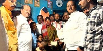 ಮುದ್ದೇಬಿಹಾಳ| ಮೊಸಳೆ ಬಲಿಯಾದ ಕಾಶಪ್ಪ ಕುಟುಂಬಸ್ಥರ ನೋವಿಗೆ ಶಾಸಕ ನಾಡಗೌಡ ಸ್ಪಂದಿನೆ ಹಾಗೂ ₹25000 ನೆರವನ್ನು ನೀಡಿ ಕುಟುಂಬಕ್ಕೆ ಸಾಂತ್ವನ