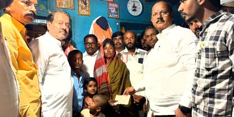 ಮುದ್ದೇಬಿಹಾಳ‌| ಮೊಸಳೆ ಬಲಿಯಾದ ಕಾಶಪ್ಪ ಕುಟುಂಬಸ್ಥರ ನೋವಿಗೆ ಶಾಸಕ‌‌ ನಾಡಗೌಡ ಸ್ಪಂದಿನೆ‌ ಹಾಗೂ ₹25000 ನೆರವನ್ನು ನೀಡಿ ಕುಟುಂಬಕ್ಕೆ ಸಾಂತ್ವನ 