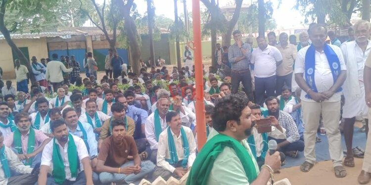 ವಿವಿಧ ಬೇಡಿಕೆಯನ್ನು ಈಡೇರಿಸುವಂತೆ ಒತ್ತಾಯಿಸಿ ಕರ್ನಾಟಕ ರಾಜ್ಯ ರೈತ ಸಂಘಟನೆಯಿಂದ ಪ್ರತಿಭಟನೆ