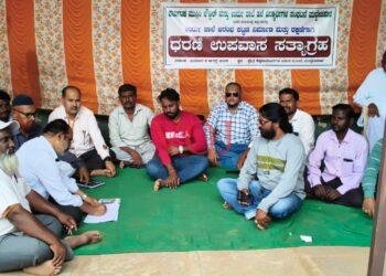 ಹಳೆ ವಿದ್ಯಾರ್ಥಿಗಳಿಂದ ಬಿಇಒ ಕಚೇರಿ ಎದುರು ಧರಣಿ ಡಿಡಿಪಿಐ ಭರವಸೆಗೆ ಸ್ಪಂದನೆ