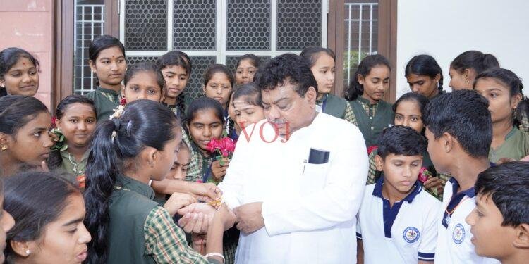 ಸರಕಾರಿ ಎಂ ಪಿ ಎಸ್ ಶಾಲೆಯ ವಿದ್ಯಾರ್ಥಿನಿಯರಿಂದ ಸಚಿವ ಎಮ್ ಬಿ ಪಾಟೀಲ ಅವರಿಗೆ ರಕ್ಷಾ ಬಂಧನ..