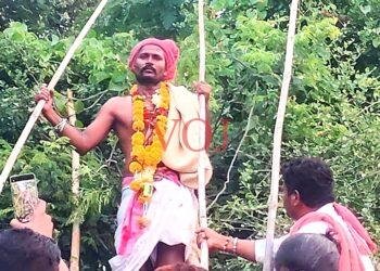 ರೇವಣಸಿದ್ದೇಶ್ವರ ಜಾತ್ರೆಯಲ್ಲಿ ಮುಳ್ಳಿನ ರಾಶಿಯಲ್ಲಿ ಮೇಲೆ ನಿಂತು ಕಾರ್ಣಿಕ ನುಡಿದ ಗುರುವೀನ