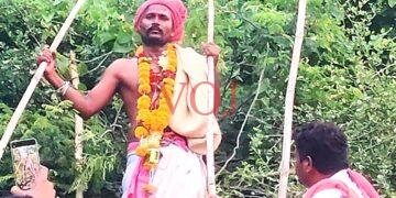 ರೇವಣಸಿದ್ದೇಶ್ವರ ಜಾತ್ರೆಯಲ್ಲಿ ಮುಳ್ಳಿನ ರಾಶಿಯಲ್ಲಿ ಮೇಲೆ ನಿಂತು  ಕಾರ್ಣಿಕ ನುಡಿದ ಗುರುವೀನ