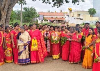 ಓಂ ಶಕ್ತಿ ದೇವಾಲಯದಲ್ಲಿ ಆಡಿ ಮಾಸದ ಪ್ರಯುಕ್ತ ಗಂಜಿಯನ್ನು ಸಮರ್ಪಿಸಿದ ಭಕ್ತ ಸಮೂಹ