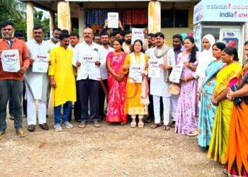 ಕಾಂಗ್ರೆಸ್ಸಿಗರು ಮತಗಳ್ಳತನದ ವಿರುದ್ಧ ಬಸ್‌ಗೆ ಸ್ಟಿಕ್ಕರ್ ಅಂಟಿಸಿ