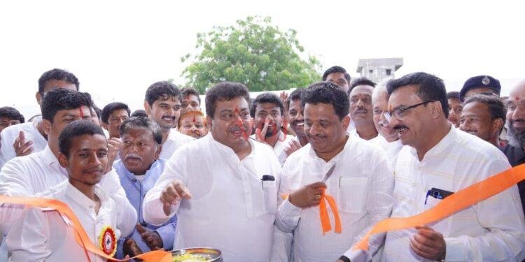 ಶನಿವಾರ ಸಿಂದಗಿ ಪಟ್ಟಣದಲ್ಲಿ ಸ್ವರಾಜ್ ಟ್ರ್ಯಾಕ್ಟರ್ ನೂತನ ಶೋ ರೂಂ ಉದ್ಘಾಟಿನೆ