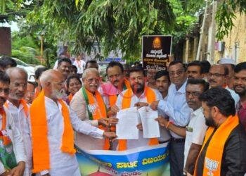 ವಿಜಯಪುರದಲ್ಲಿ ಧರ್ಮಸ್ಥಳ ಚಲೋ ಅಂಗವಾಗಿ ಬಿಜೆಪಿ ರಾಜ್ಯ ಸರ್ಕಾರದ ವಿರುದ್ಧ ಪ್ರತಿಭಟನಾ ರ್ಯಾಲಿ