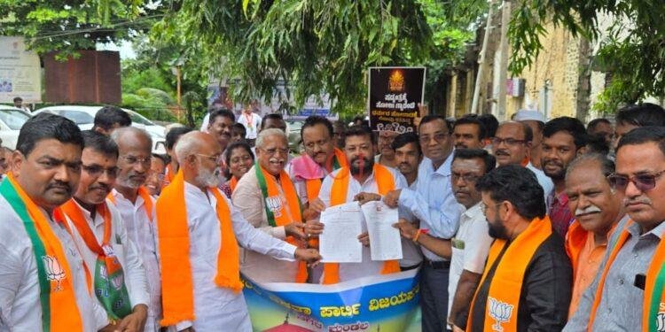 ವಿಜಯಪುರದಲ್ಲಿ ಧರ್ಮಸ್ಥಳ ಚಲೋ ಅಂಗವಾಗಿ ಬಿಜೆಪಿ ರಾಜ್ಯ ಸರ್ಕಾರದ ವಿರುದ್ಧ ಪ್ರತಿಭಟನಾ ರ್ಯಾಲಿ