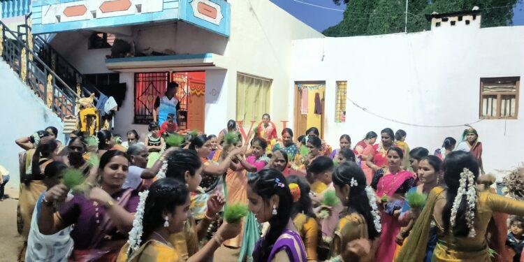 ಹುಲ್ಲೂರ ತಾಂಡಾ ನಂ 2ರಲ್ಲಿ ಗಮನ ಸೆಳೆದ ಗ್ರಾಮೀಣ ಸಸಿ ಹಬ್ಬ