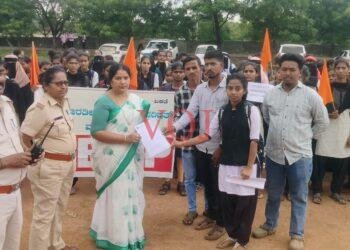 ತಹಸಿಲ್ದಾರ್ ಕಚೇರಿ ಮುಂದುಗಡೆ ಕಪ್ಪು ಹಲಗೆ ಇಟ್ಟು ಎಬಿವಿಪಿ ನೇತೃತ್ವದಲ್ಲಿ ವಿದ್ಯಾರ್ಥಿಗಳ ಬೃಹತ್ ಪ್ರತಿಭಟನೆ