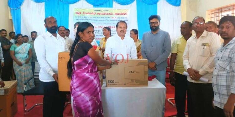 ಎಸ್ಸಿ/ಎಸ್ಟಿ ಪಂಗಡದ ಎಸ್‌ಎಫ್‌ಸಿ ಅನುದಾನ ವಿವಿಧ ಫಲಾನುಭವಿಗಳಿಗೆ ಸೌಲಭ್ಯಗಳನ್ನು ವಿತರಣೆ