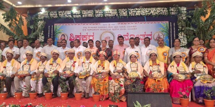 ದೇವರ ಸ್ವರೂಪದಲ್ಲಿ ಶಿಕ್ಷಕರನ್ನು ಪೂಜಿಸುವ ನಮ್ಮ ಭಾರತ ದೇಶ