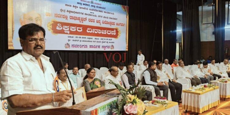 ಸಮಾಜದಲ್ಲಿ ಗೌರವ ಸ್ಥಾನ ಹೊಂದಿರುವ ಶಿಕ್ಷಕರ ಪಾತ್ರ ಮಹತ್ವದ್ದಾಗಿದೆ – ರಮೇಶ ಜಿಗಜಿಣಗಿ