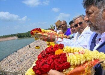 ಕೃಷ್ಣೆಯ ಜಲಧಿಗೆ, ಮುಖ್ಯಮಂತ್ರಿಗಳಿಂದ ಗಂಗಾಪೂಜೆ ಮತ್ತು ಬಾಗಿನ ಅರ್ಪಣೆ