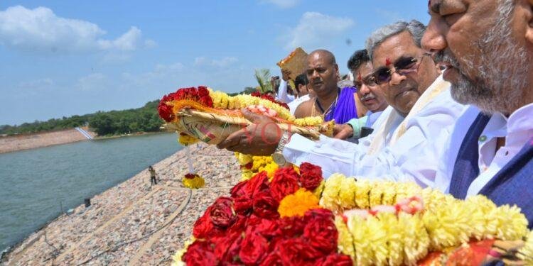 ಕೃಷ್ಣೆಯ ಜಲಧಿಗೆ, ಮುಖ್ಯಮಂತ್ರಿಗಳಿಂದ ಗಂಗಾಪೂಜೆ ಮತ್ತು ಬಾಗಿನ ಅರ್ಪಣೆ
