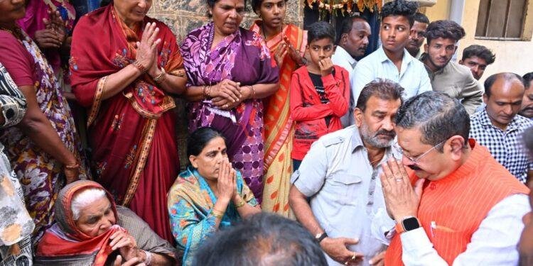 ಗಣೇಶ ವಿಸರ್ಜನೆ ವೇಳೆ ವಿದ್ಯುತ್ ಸ್ಪರ್ಶದಿಂದ ಮೃತಪಟ್ಟ ಮತ್ತು ಗಾಯಾಳು ಮನೆಗೆ ಶಾಸಕ ಯತ್ನಾಳ ಭೇಟಿ