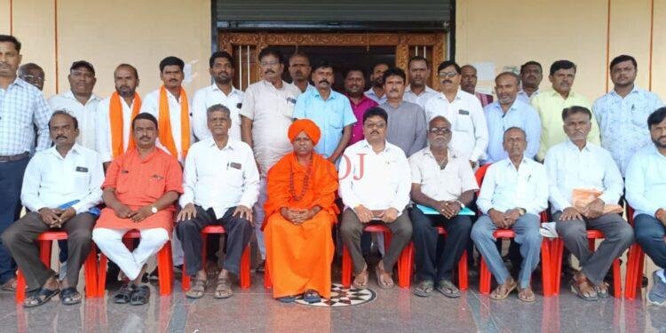 ತಂಗಡಗಿಯ ಹಡಪದ ಅಪ್ಪಣ್ಣ ಮಹಾಸಂಸ್ಥಾನ ಪೀಠದಲ್ಲಿ ರಾಜ್ಯ ಪದಾಧಿಕಾರಿಗಳ ಸಭೆ: ಜಾತಿ ಕಾಲಂನಲ್ಲಿ ಹಡಪದ ಎಂದೇ ಬರೆಸಲು ಶ್ರೀಗಳ ಕರೆ.