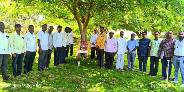 ವಿಜಯಪುರ ನಗರದಲ್ಲಿ ಜಿಲ್ಲಾಧ್ಯಕ್ಷ ಶ್ರೀ ಸಂಗಮೇಶ ಗುರವ ನೇತೃತ್ವದಲ್ಲಿ ಬಸವಾದಿ ಶರಣ ಶ್ರೀ ಹೂಗಾರ ಮಾದಯ್ಯನವರ ಜಯಂತಿ ಆಚರಣೆ