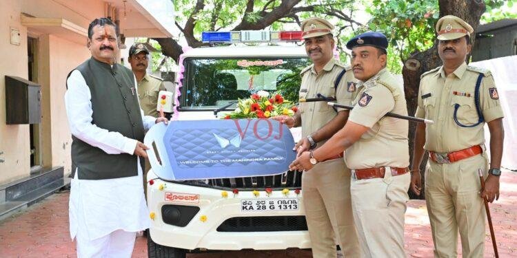 ನೂತನ ಮಹಿಂದ್ರಾ ಬೋಲೆರೋ ವಾಹನ ಆರಕ್ಷಕ, ಡಿಎಆರ್ ಕೀ ನೀಡುವ ಮೂಲಕ ಶಾಸಕ ಬಸನಗೌಡ ಹಸ್ತಾಂತರ