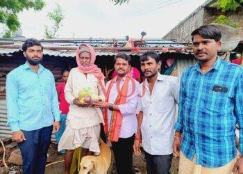 ಭೀಮೆಯ ಪ್ರವಾಹ..! ಸಂತ್ರಸ್ತರಿಗೆ ಆಹಾರ ಕಿಟ್ ವಿತರಿಸಿ ಎಲ್ಲರಿಂದ ಮೆಚ್ಚುಗೆ ಪಾತ್ರರಾದ ರವಿ