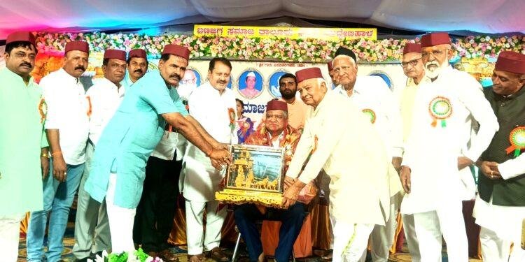 ಮುದ್ದೇಬಿಹಾಳ| ಮಾಜಿ ಮುಖ್ಯಮಂತ್ರಿ ಜಗದೀಶ ಶೆಟ್ಟರ್ ಸನ್ಮಾನ