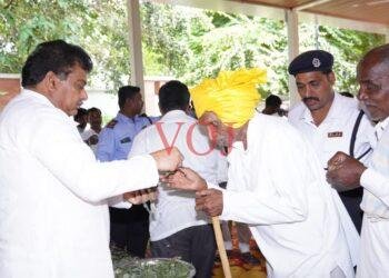 ದಸರಾ ಹಬ್ಬದ ಅಂಗವಾಗಿ ಜಿಲ್ಲಾ ಉಸ್ತುವಾರಿ ಸಚಿವ ಎಂ. ಬಿ. ಪಾಟೀಲ ಅವರು ಗೃಹ ಕಚೇರಿಯಲ್ಲಿ ಸಾರ್ವಜನಿಕರೊಂದಿಗೆ ಬನ್ನಿ ವಿನಿಮಯ