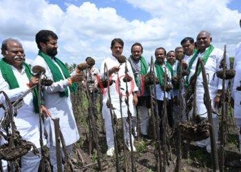 ಮಳೆ ಹಾಗೂ ಪ್ರವಾಹದ ಸಂಕಷ್ಟಕ್ಕೆ ಸಿಲುಕಿದ ರೈತರಿಗೆ ಸ್ಪಂದಿಸದ ಸರಕಾರ ಕೋಮಾದಲ್ಲಿದ್ದಂತೆ..!