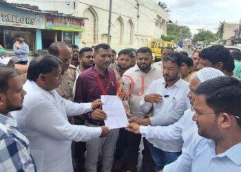 ಮುಖ್ಯ ರಸ್ತೆ ದುರಸ್ತಿಗೆ ಆಗ್ರಹಿಸಿ ರಸ್ತೆ ತಡೆ ನಡೆಸಿ ಪ್ರತಿಭಟನೆ
