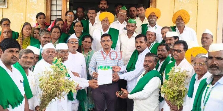 ಒಣ ಬೇಸಾಯಕ್ಕೆ ₹50 ಸಾವಿರ ಹಾಗೂ ನೀರಾವರಿ ಭೂಮಿಗೆ ₹1 ಲಕ್ಷ ರೂಪಾಯಿ ಪರಿಹಾರ ನೀಡಲು ಆಗ್ರಹ..!