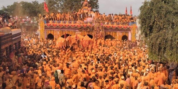 ನಾಗಠಾಣ ಜಾತ್ರೆಯಲ್ಲಿ ಭಕ್ತರು ಭಕ್ತಿಭಾವದಲ್ಲಿ ಮಿಂದೇಳುವ ದೃಶ್ಯ ಮನಮೋಹಕವಾಗಿತ್ತು