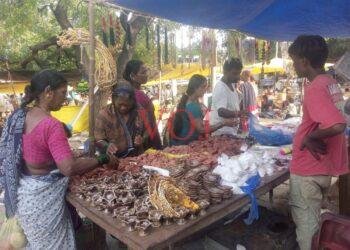 ಪೂಜಾ ಸಾಮಗ್ರಿ ಖರೀದಿಗೆ ಮುಗಿಬಿದ್ದ ಜನ..!