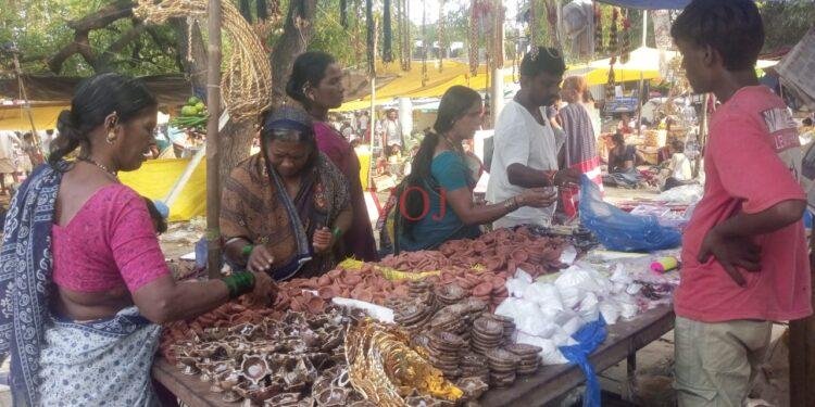 ಪೂಜಾ ಸಾಮಗ್ರಿ ಖರೀದಿಗೆ ಮುಗಿಬಿದ್ದ ಜನ..!