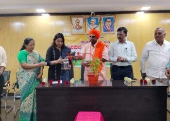 ಕಿತ್ತೂರು ರಾಣಿ ಚೆನ್ನಮ್ಮ ದೇಶಕ್ಕೆ ಮಾದರಿ: ಅನುರಾಧ ವಸ್ತ್ರದ