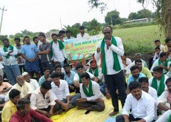 ಕಬ್ಬಿನ ಬೆಲೆಗೆ ಆಗ್ರಹಿಸಿ ಅಮರಗೋಳ ಕ್ರಾಸ್ನಲ್ಲಿ ರೈತರ ಧರಣಿ ಸತ್ಯಾಗ್ರಹ..!