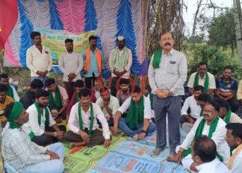 ಕಾರ್ಖಾನೆಗೆ ಕಬ್ಬು ಪೂರೈಕೆ ಸ್ಥಗಿತ; ಕುಬ್ಬು ಹೊತ್ತು ಸಾಲುಗಟ್ಟಿ ನಿಂತ ನೂರಾರು ಟ್ರಾಕ್ಟರ್ ಗಳು
