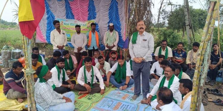 ಕಾರ್ಖಾನೆಗೆ ಕಬ್ಬು ಪೂರೈಕೆ ಸ್ಥಗಿತ; ಕುಬ್ಬು ಹೊತ್ತು ಸಾಲುಗಟ್ಟಿ ನಿಂತ ನೂರಾರು ಟ್ರಾಕ್ಟರ್ ಗಳು