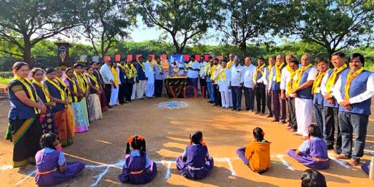 ಸಂತ ಕನಕದಾಸ ಶಾಲೆಯಲ್ಲಿ  ದಾಸ ಶ್ರೇಷ್ಠ ಸಂತ ಕನಕದಾಸರ ಜಯಂತ್ಯೋತ್ಸ..! 