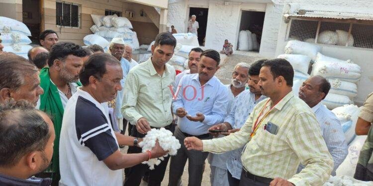 ಕೃಷಿ ಉತ್ಪನ್ನ ಮಾರುಕಟ್ಟೆ ಸಮಿತಿ ವಿಜಯಪುರಕ್ಕೆ ಅನೀರಿಕ್ಷಿತ ಭೇಟಿ ನೀಡಿ ಪರಿಶೀಲನೆ‌ ನಡೆಸಿದ ಜಿಲ್ಲಾಧಿಕಾರಿ ಡಾ.ಆನಂದ ಕೆ