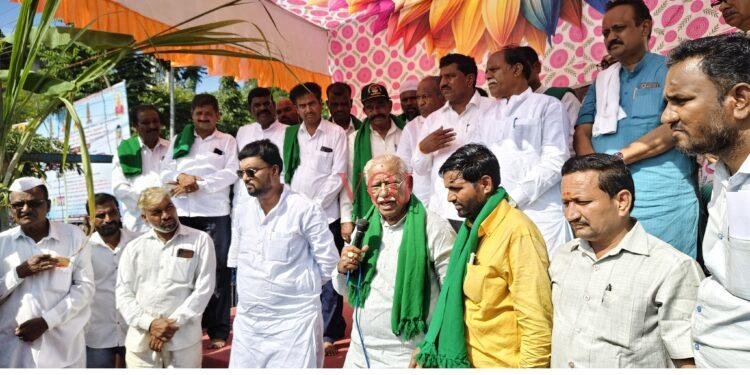 ಇಂಡಿಯಲ್ಲಿ ಸಕ್ಕರೆ ಕಾರ್ಖಾನೆಗಳು ಪ್ರತೀಟನ್ ಕಬ್ಬಿಗೆ ₹4 ಸಾವಿರ ರೂಪಾಯಿ ನೀಡಲು ಆಗ್ರಹಿಸಿ ಅನಿರ್ಧಿಷ್ಠ ಮುಷ್ಕರ