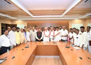 ಗೋಲಗುಂಬಜ್ ಎಕ್ಸಪ್ರೆಸ್ ರೈಲನ್ನು ಹುಬ್ಬಳ್ಳಿ ಬೈಪಾಸ್ ಹಾಗೂ ಗದಗ ಬೈಪಾಸ್ ಎರಡು ಮಾರ್ಗದಲ್ಲಿ ಸಂಚರಿಸಲು ಆದೇಶಿಸುವಂತೆ ಒತ್ತಾಯ..!