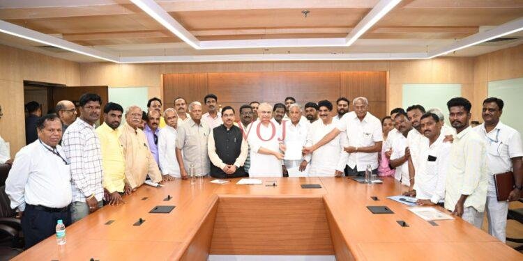 ಗೋಲಗುಂಬಜ್ ಎಕ್ಸಪ್ರೆಸ್ ರೈಲನ್ನು ಹುಬ್ಬಳ್ಳಿ ಬೈಪಾಸ್ ಹಾಗೂ ಗದಗ ಬೈಪಾಸ್ ಎರಡು ಮಾರ್ಗದಲ್ಲಿ ಸಂಚರಿಸಲು ಆದೇಶಿಸುವಂತೆ ಒತ್ತಾಯ..!